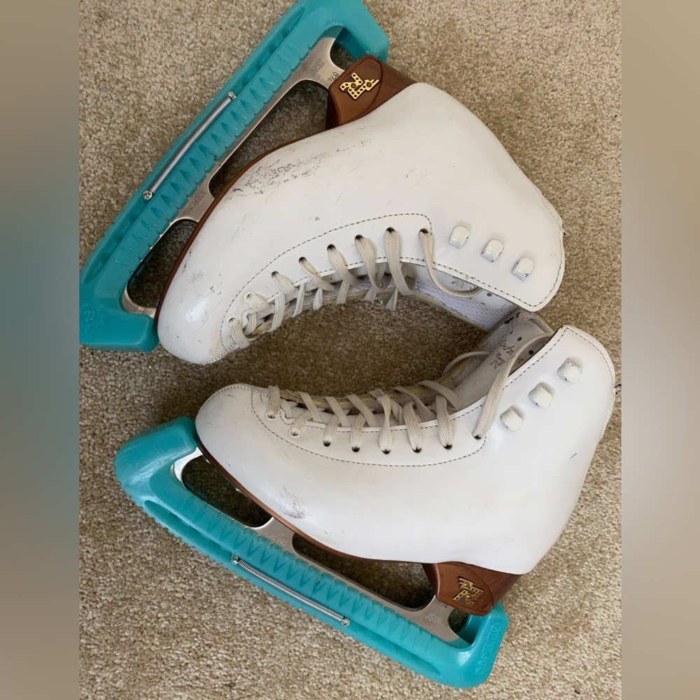 Competition ice skates